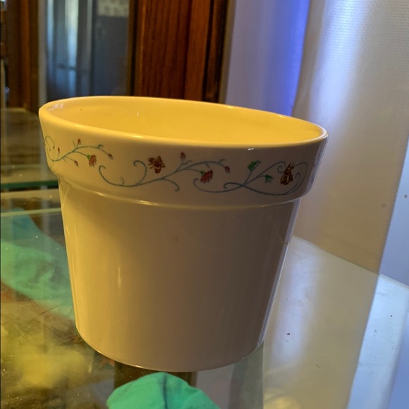 Beatrix Potter  Charming Hand-Painted Ceramic Planter with Playful Animal Design - Picture 2 of 3